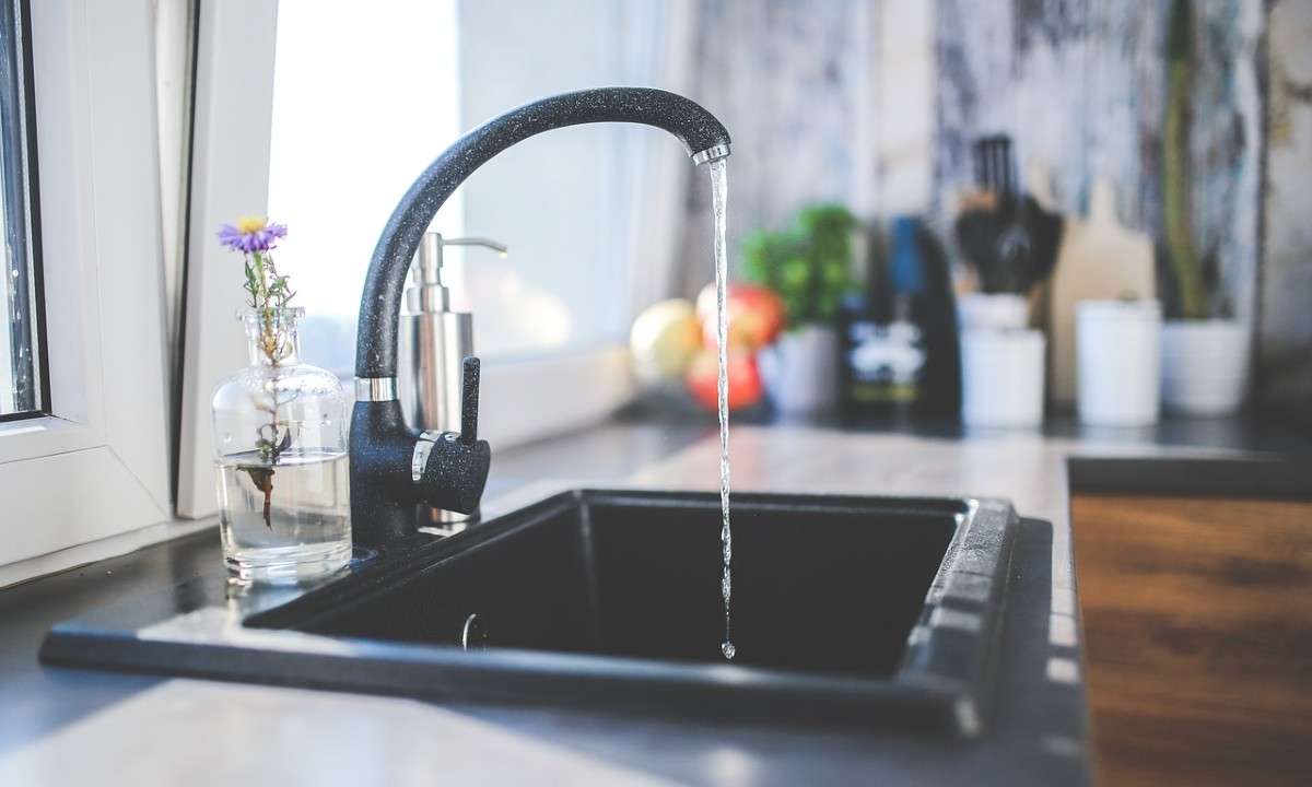 Water running from a kitchen tap